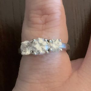 3 round stone ring size 7
